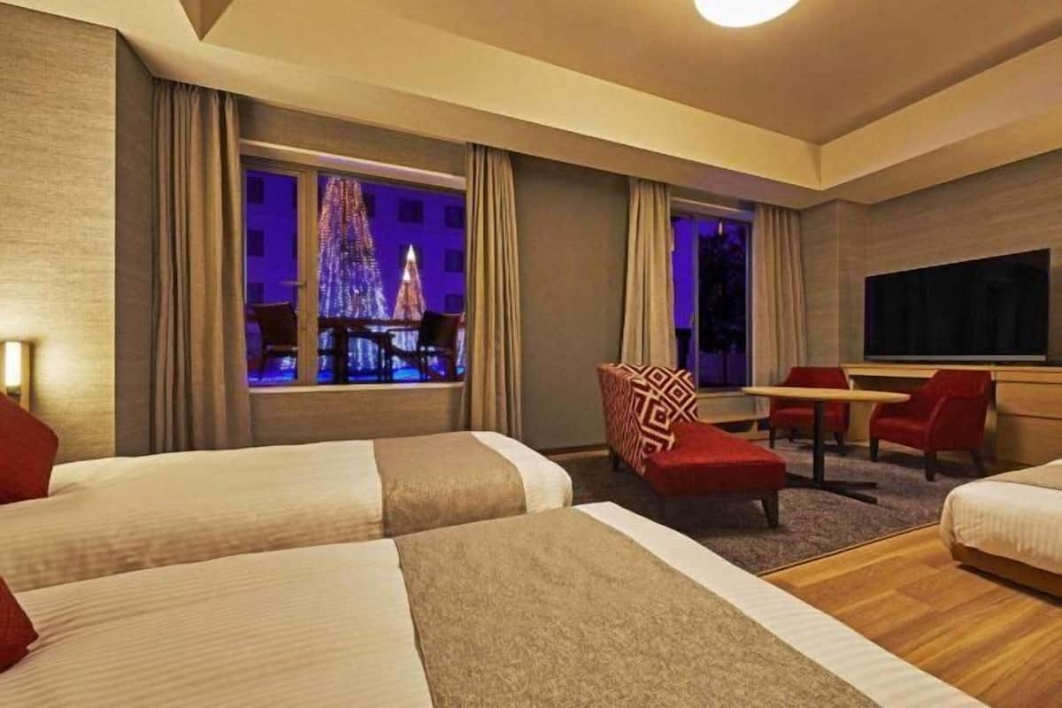 Premium bedding, in-room safe, desk, blackout curtains