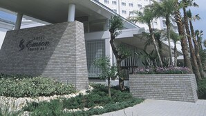 A high-rise hotel with a modern design, featuring multiple balconies and a prominent entrance with a covered walkway. - Hotel Emion Tokyo Bay (Urayasu)