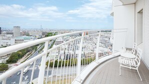 A balcony with a white railing overlooking a cityscape. - Hotel Emion Tokyo Bay (Urayasu)