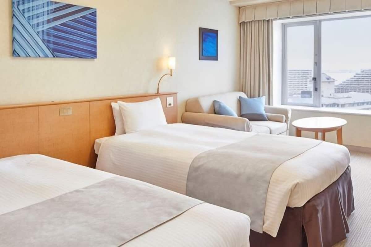 Premium bedding, in-room safe, desk, blackout drapes