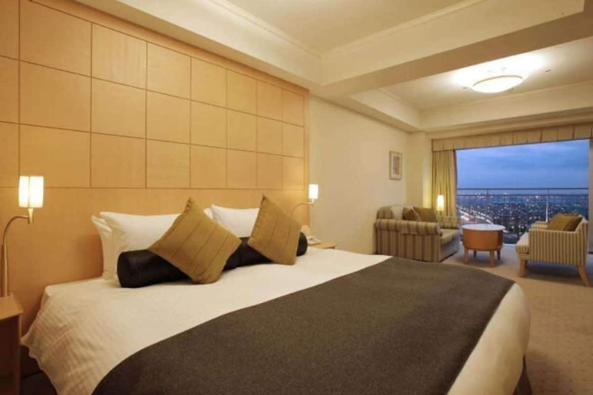 Premium bedding, in-room safe, desk, blackout curtains