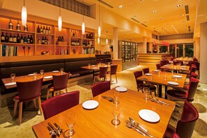 2 restaurantes; se sirve desayuno, almuerzo y cena