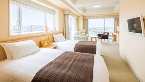A hotel room with two beds, a desk, a chair, and a TV. - Hotel Emion Tokyo Bay (Urayasu)
