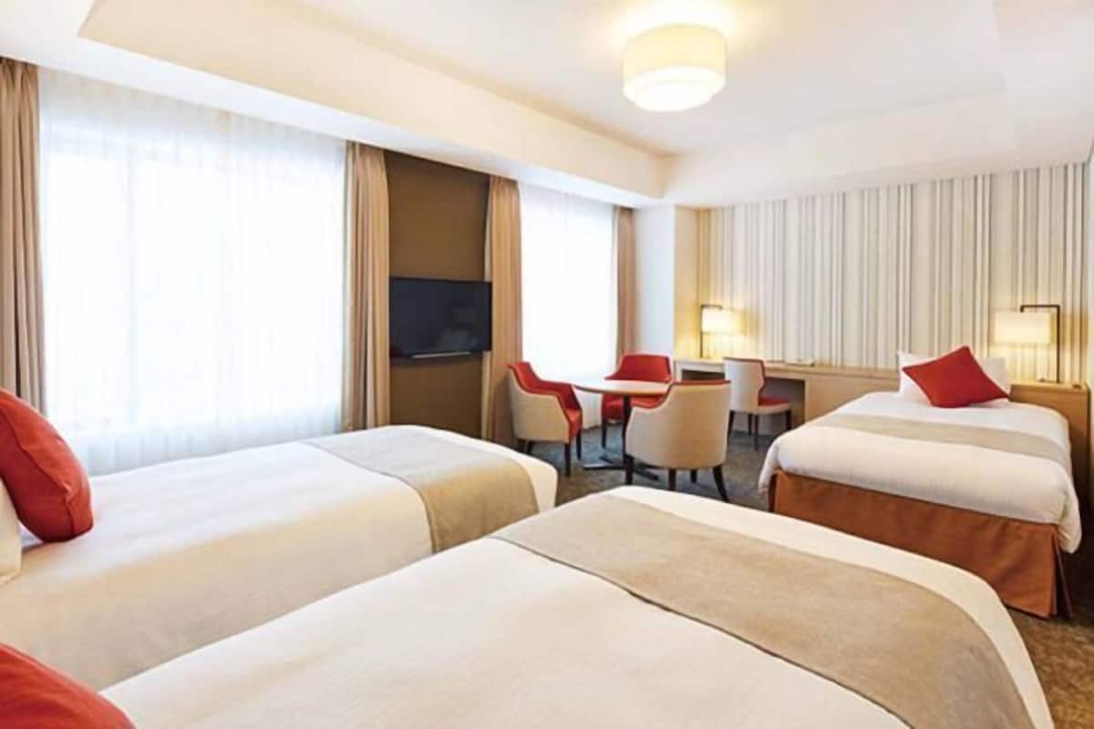 Premium bedding, in-room safe, desk, blackout drapes