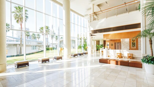 A spacious lobby with large windows, a second-floor balcony, and several seating areas. - Hotel Emion Tokyo Bay (Urayasu)