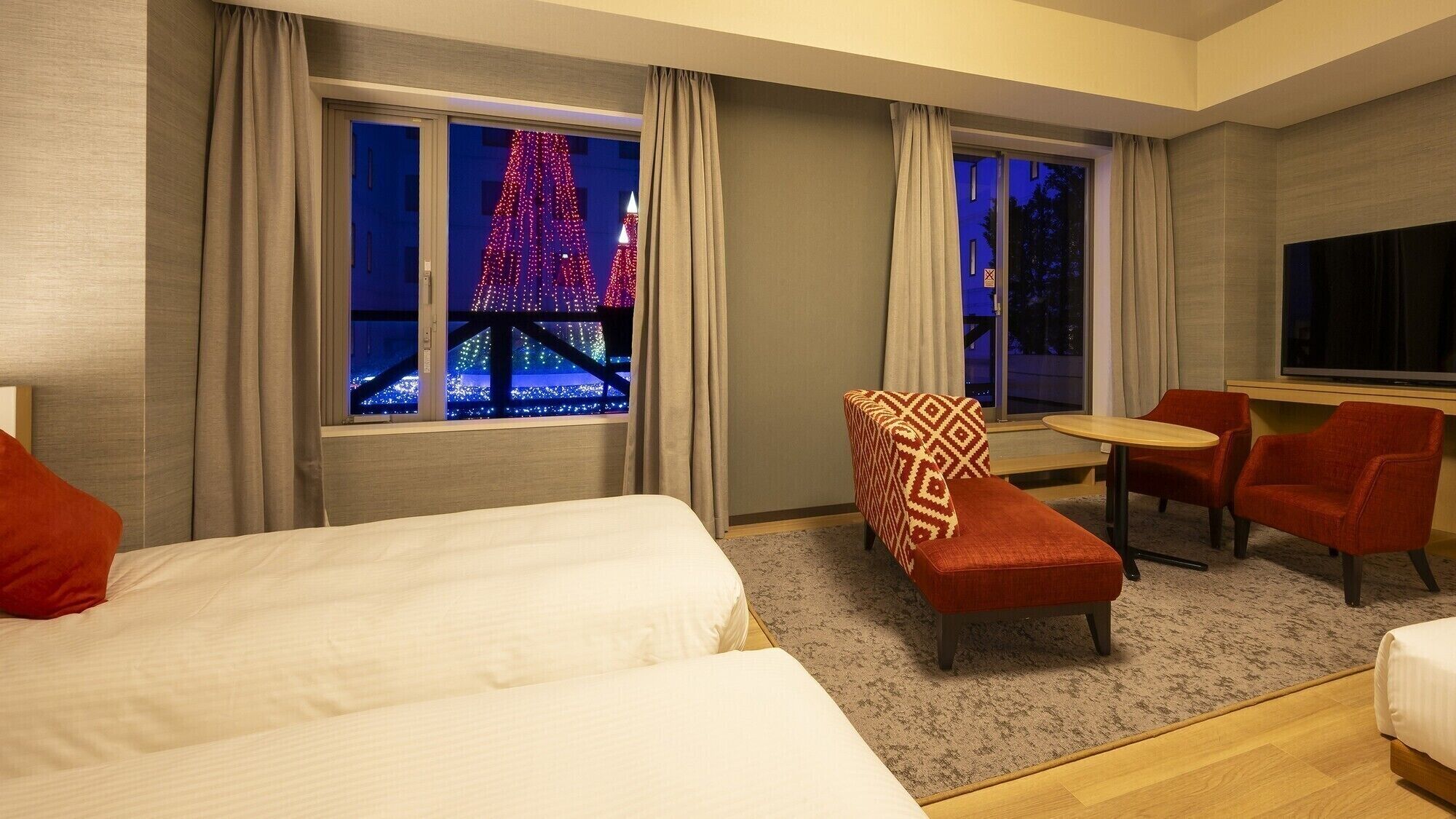 Premium bedding, in-room safe, desk, blackout drapes