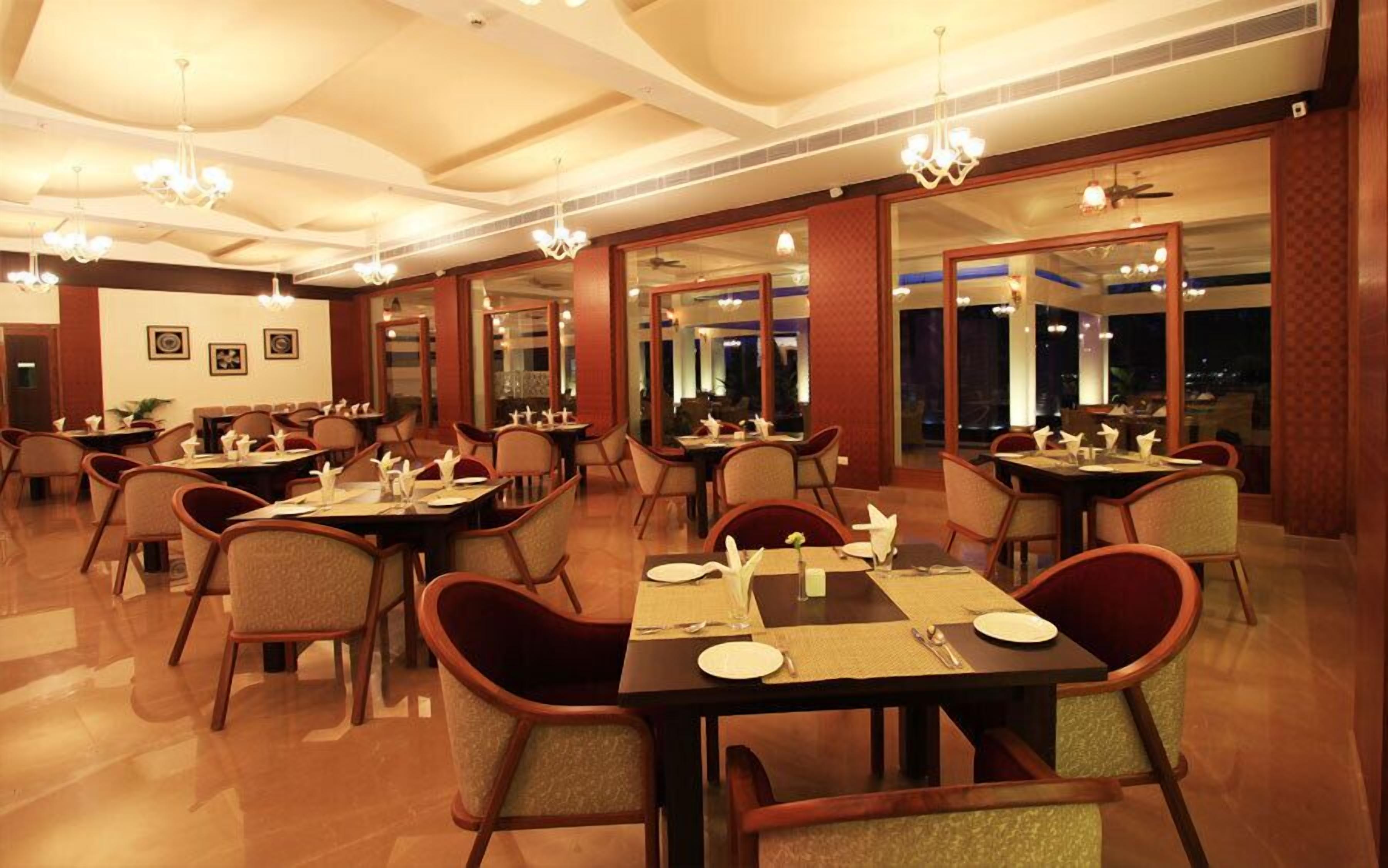 3 restaurants, breakfast, lunch, dinner served; international cuisine