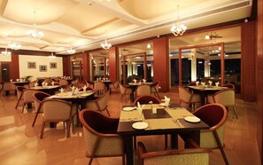 3 restaurants; breakfast, lunch, and dinner served