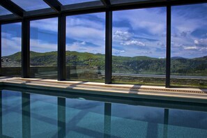 室内游泳池,季节性开放的室外游泳池,池畔遮阳伞,日光浴躺椅