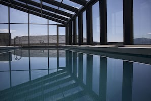 Indoor pool, seasonal outdoor pool, pool umbrellas, pool loungers - Grand Forest Metsovo (Metsovo)