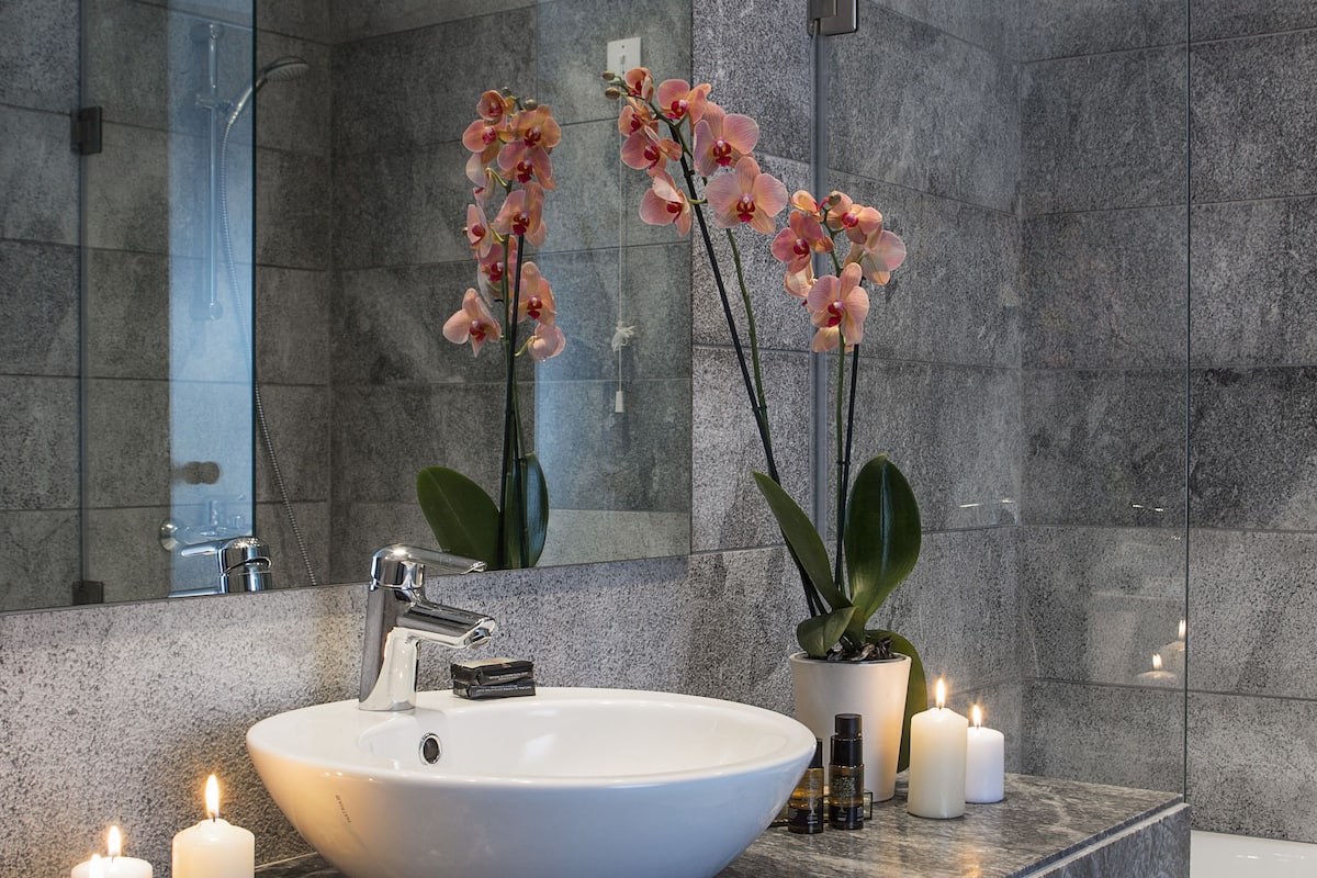 separate bathtub and shower, spring water bathtub, rainfall showerhead