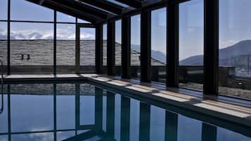 Piscina interna, piscina externa sazonal, guarda-sóis, espreguiçadeiras