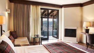 Panoramic Suite, Mountain View | Frette Italian sheets, premium bedding, down duvets, Select Comfort beds