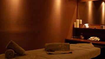 Salas de tratamiento para parejas, sauna y tina de hidromasaje