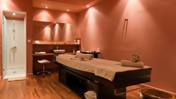 Couples treatment rooms, sauna, hot tub, steam room, Turkish bath