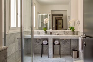 Shower, free toiletries, hair dryer, bidet - Nazionale 51 - Group (Rome)