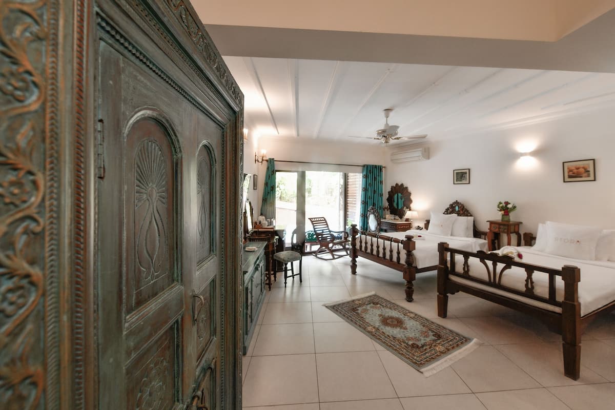 1 bedroom, egyptian cotton sheets, premium bedding, down duvets