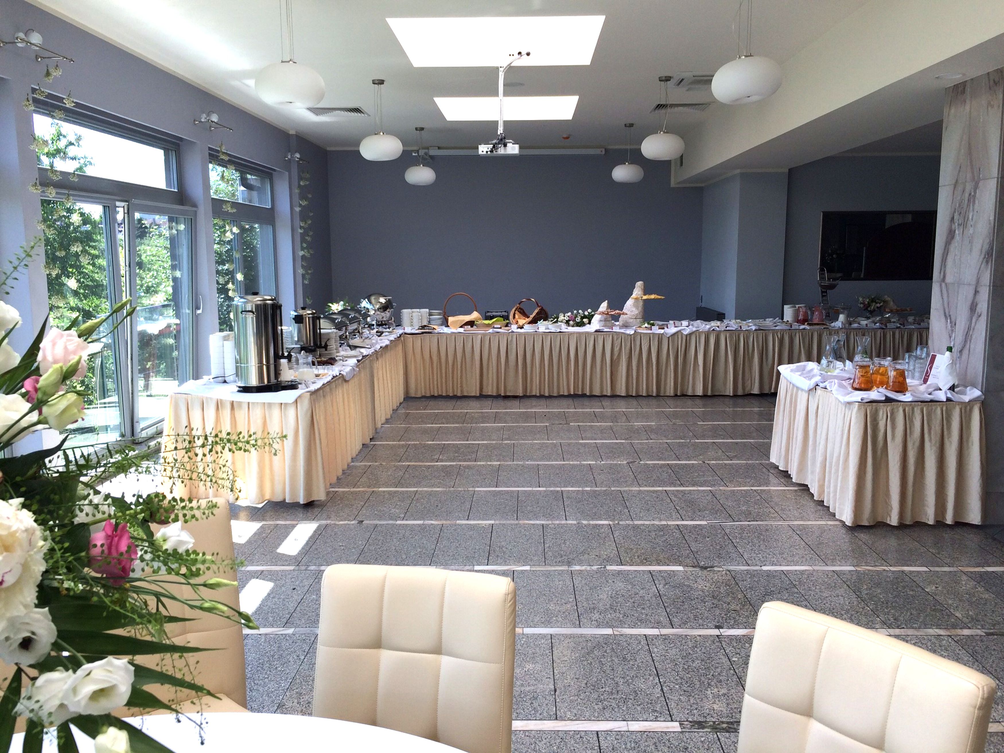 daily buffet breakfast (pln 55 per person)