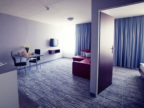 Escritorio y espacio para trabajar con laptop 