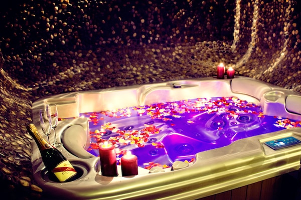 Sauna, hot tub, steam room, body treatments, hydrotherapy, aromatherapy