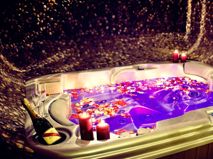 Sauna, hot tub, steam room, body treatments, hydrotherapy, aromatherapy