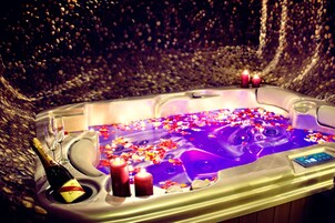 Un sauna, una bañera de hidromasaje, baño turco, tratamientos corporales