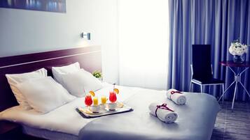 Habitación doble, 1 cama matrimonial | Escritorio y espacio para trabajar con laptop