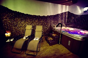 Un sauna, una bañera de hidromasaje, baño turco, tratamientos corporales