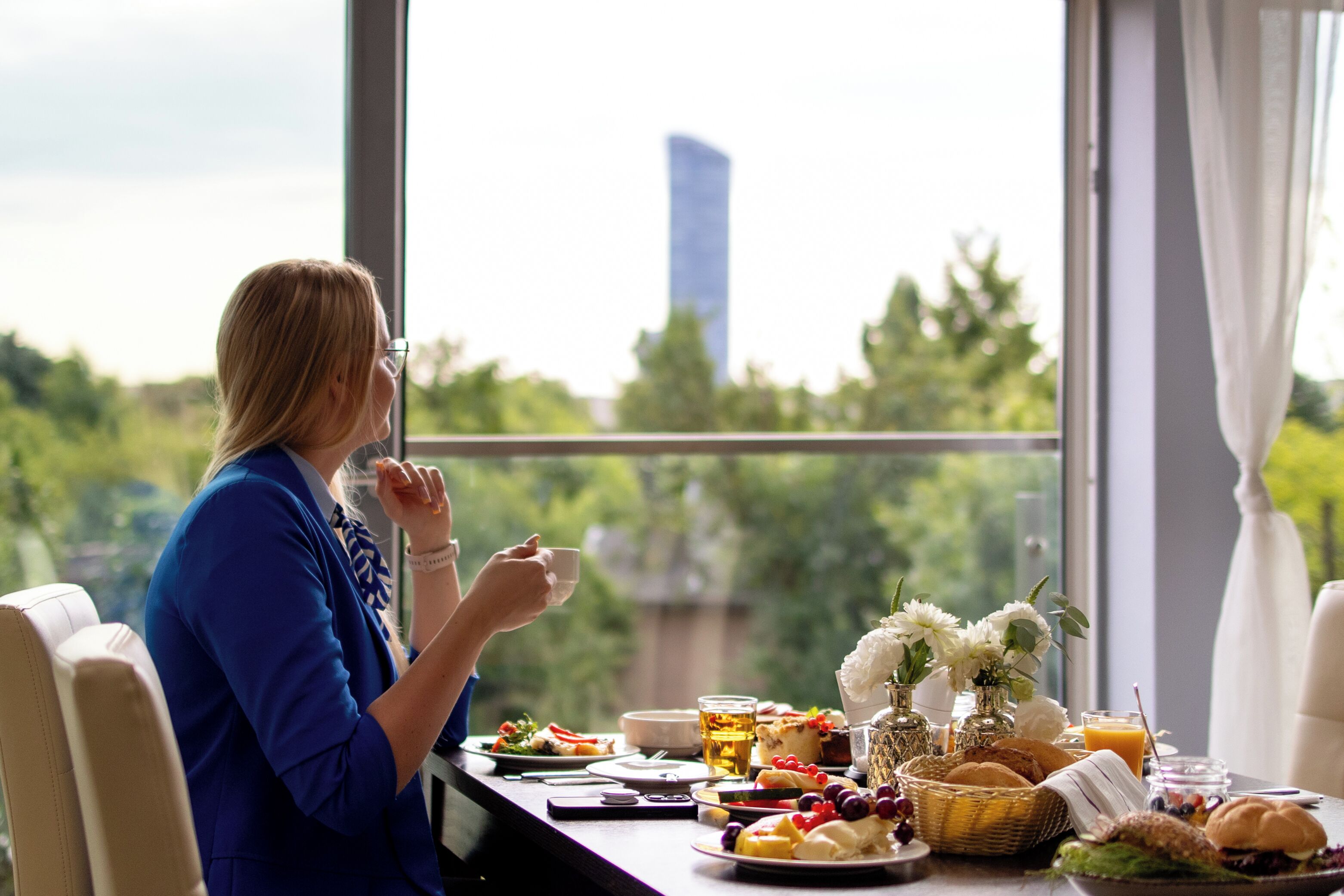 بوفيه فطور يوميًا بتكلفة قدرها (55 PLN للشخص)