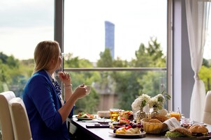 Desayuno buffet diario (PLN 55 por persona)