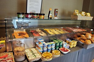 Daily full breakfast (EUR 22 per person)