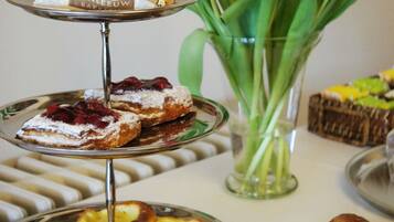 Päivittäinen täysi aamiainen (20 EUR per henkilö)