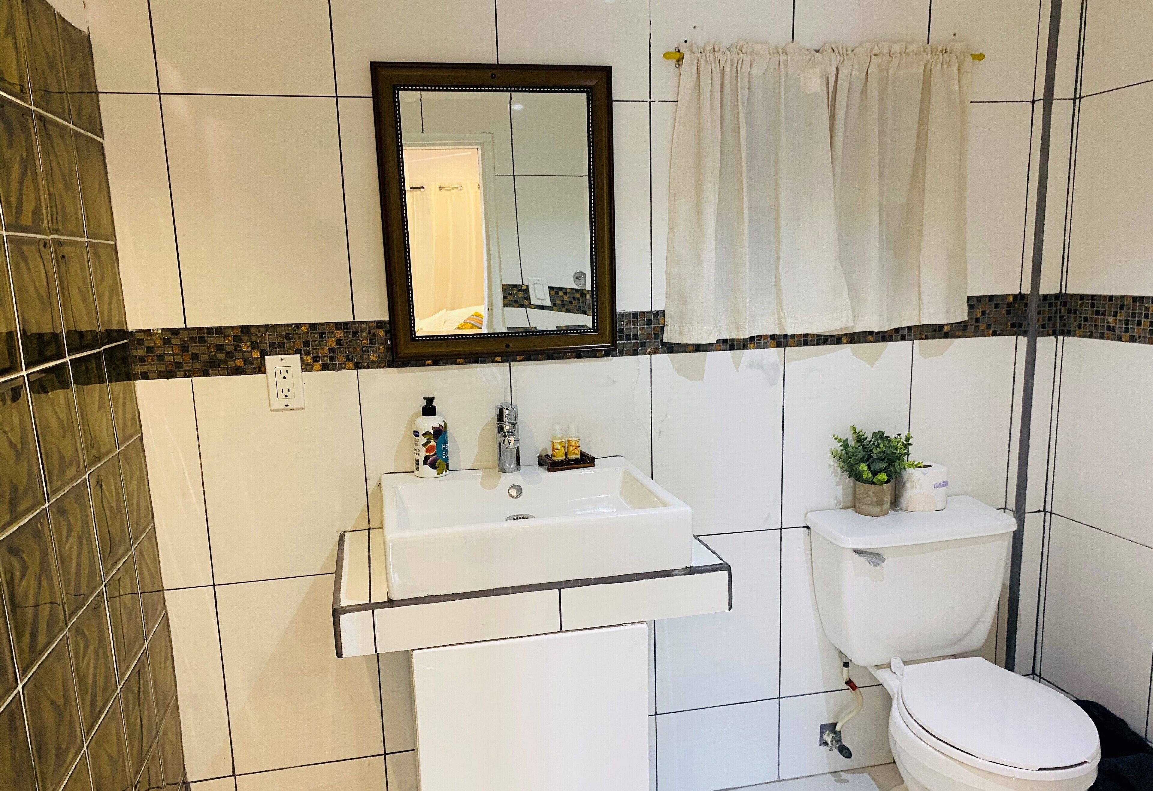 shower, rainfall showerhead, free toiletries, towels