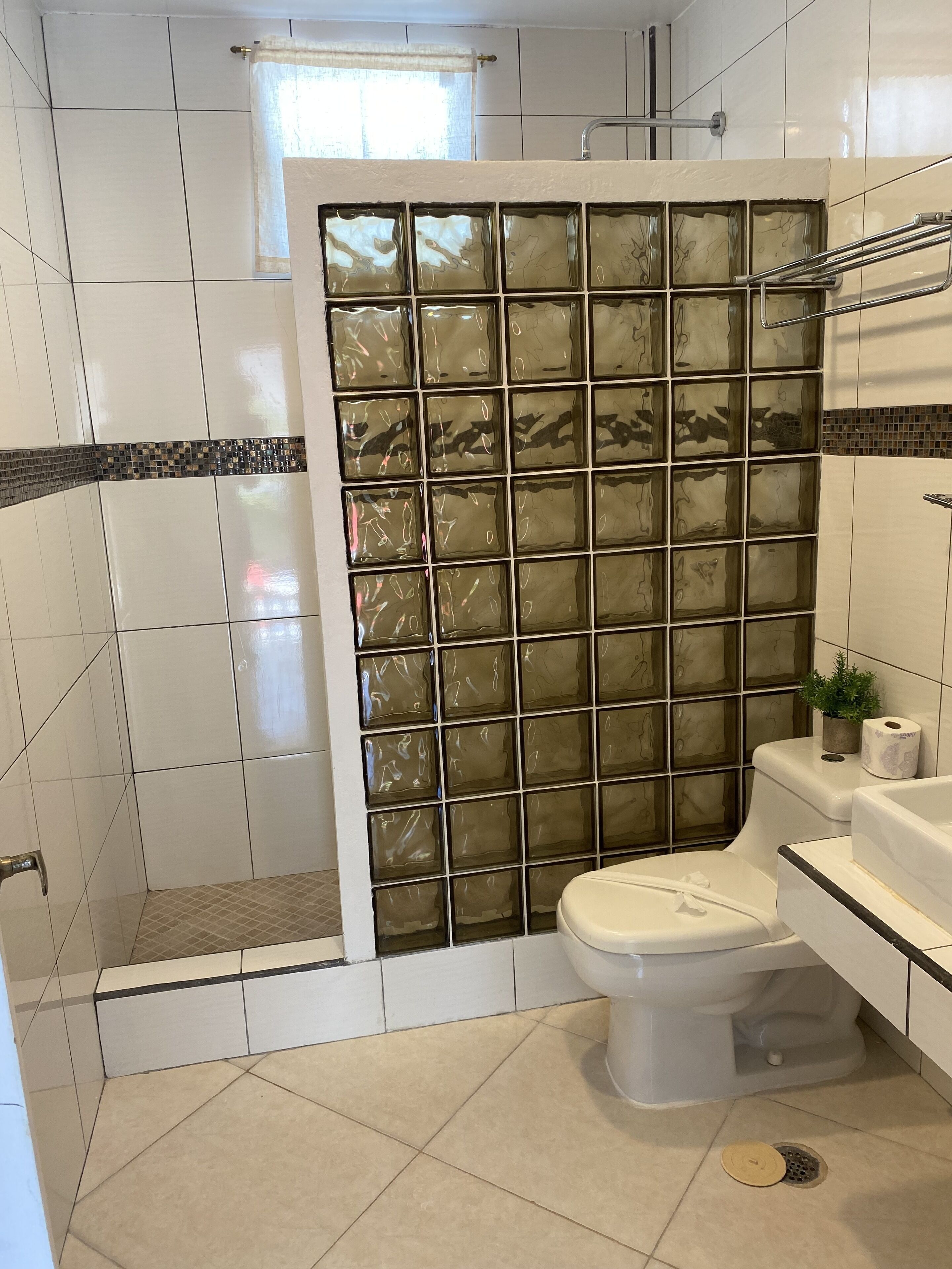 deluxe studio suite | bathroom | shower, rainfall showerhead, free toiletries, towels