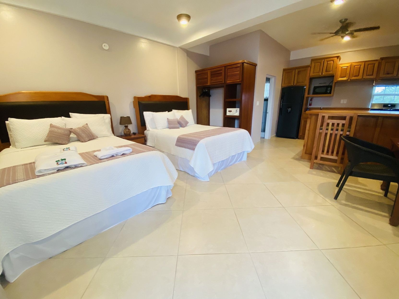 Decoración personalizada, muebles diferentes y escritorio 