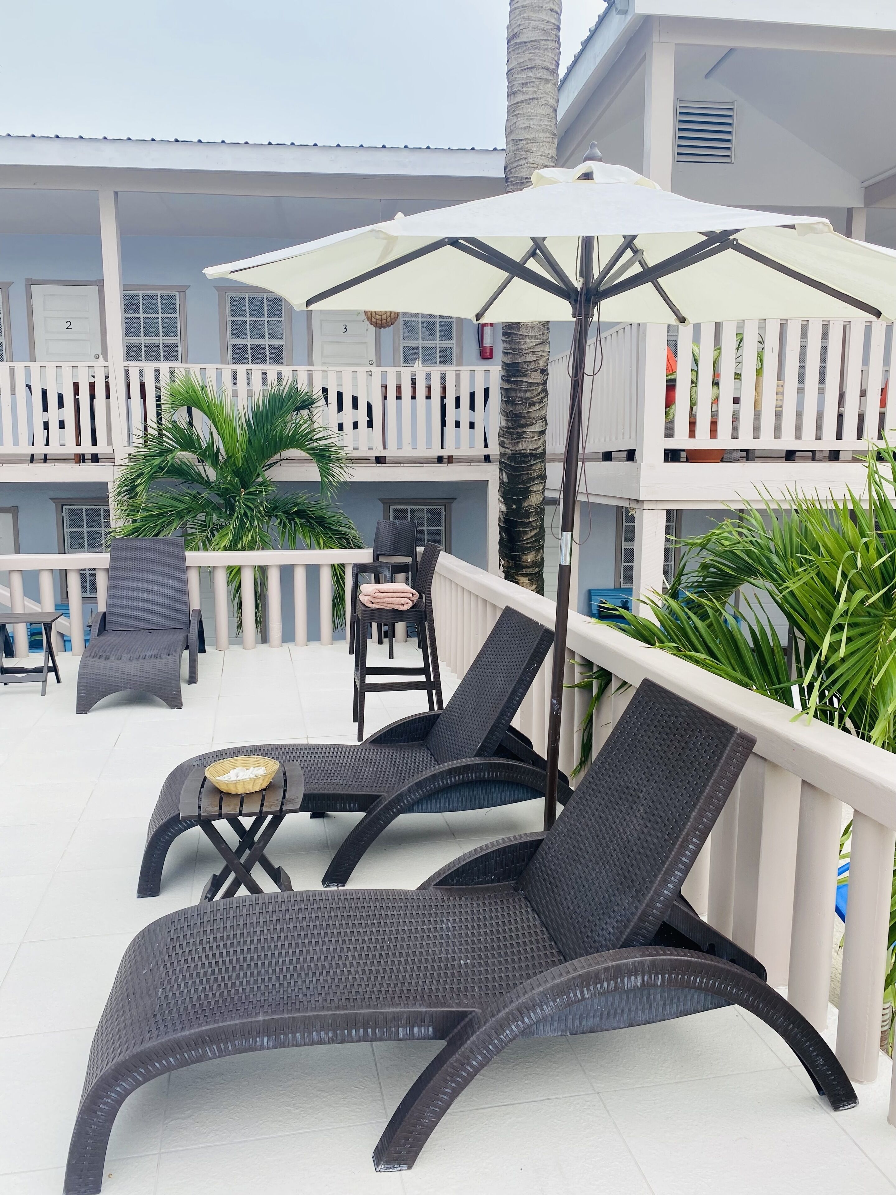 outdoor pool, open 10:00 am to 10:00 pm, pool loungers