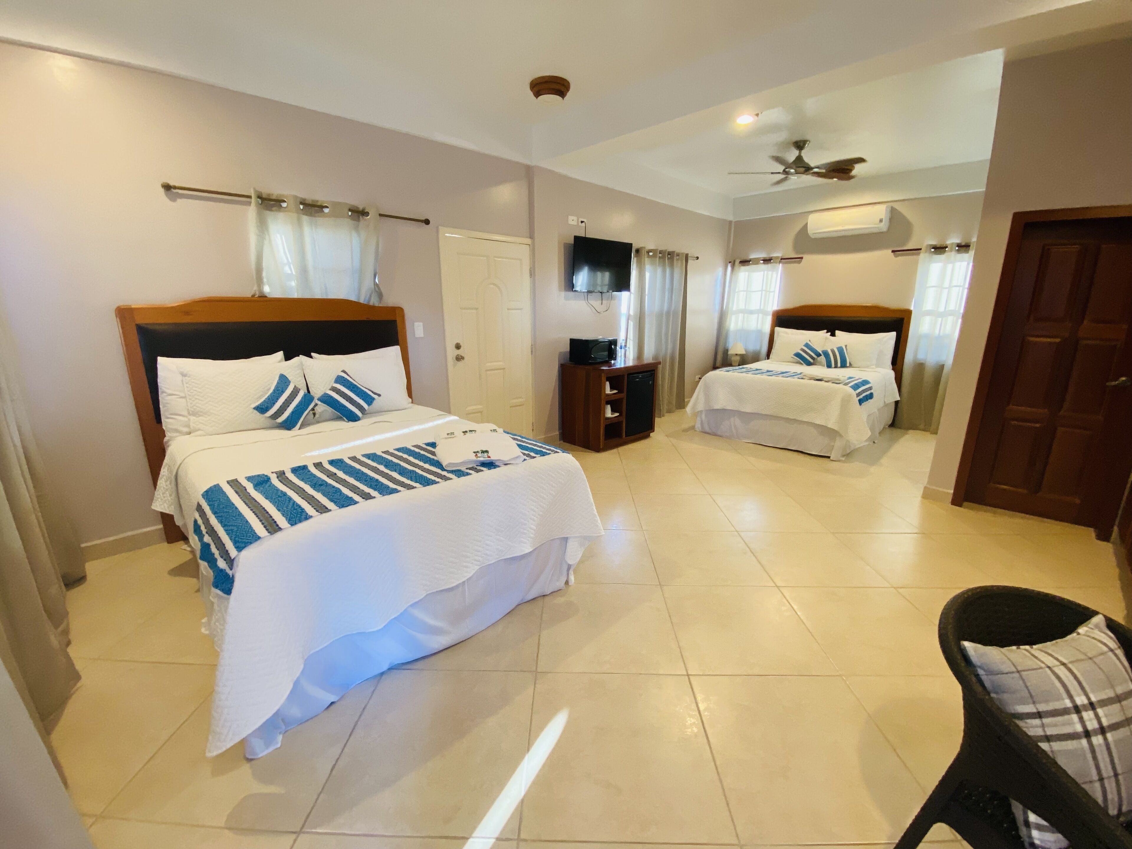 Comfort Studio Suite | Individually decorated, individually furnished, desk, laptop workspace