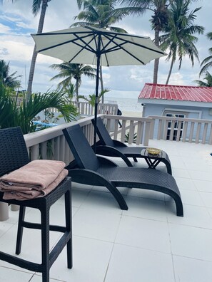 Hồ bơi ngoài trời, mở cửa từ 10:00 đến 22:00, ghế dài tắm nắng 