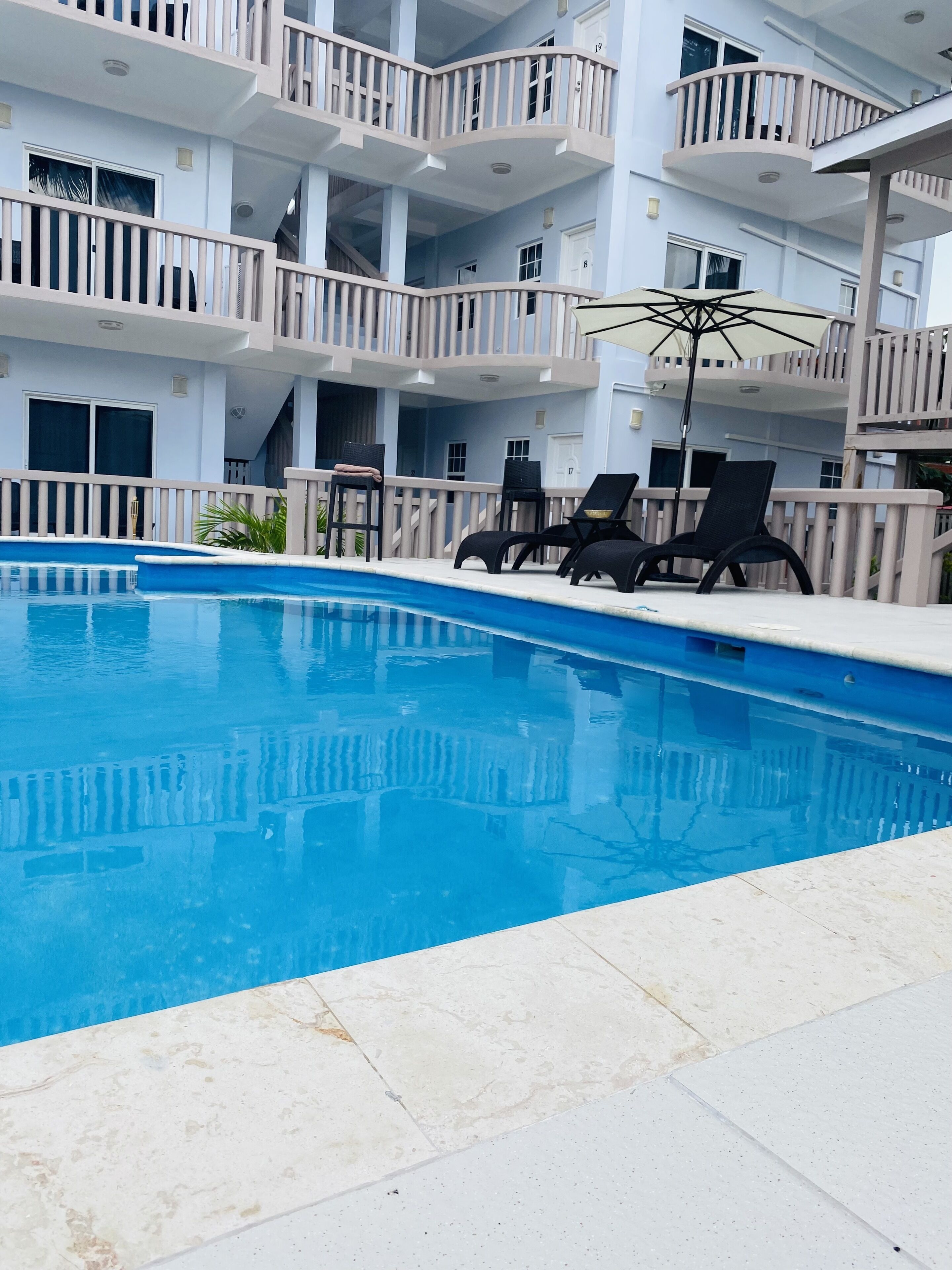 outdoor pool, open 10:00 am to 10:00 pm, pool loungers