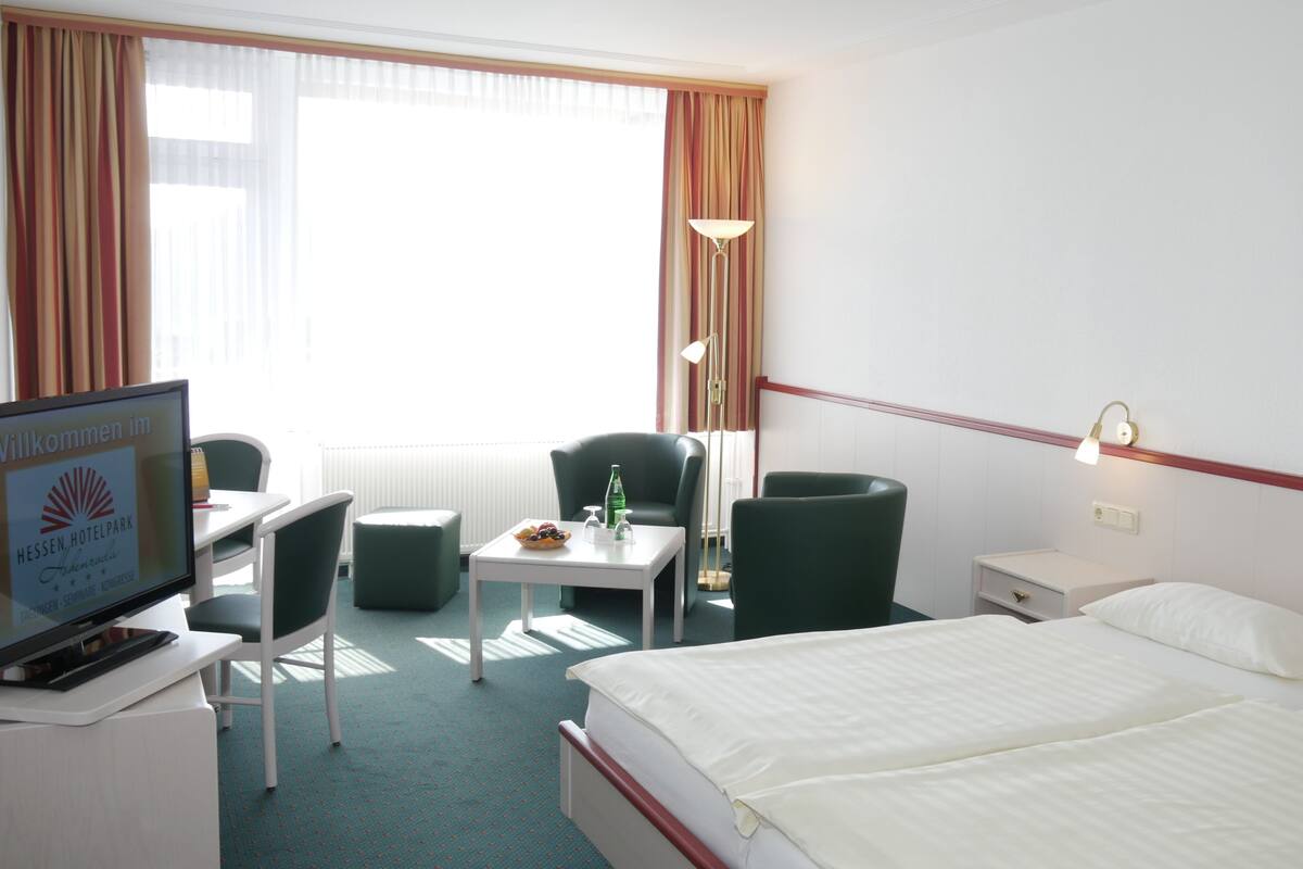 Doppelzimmer Seeseite | Hypo-allergenic bedding available, minibar, in-room safe, desk