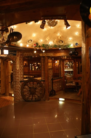 Bar (na propriedade). Hessen Hotelpark Hohenroda