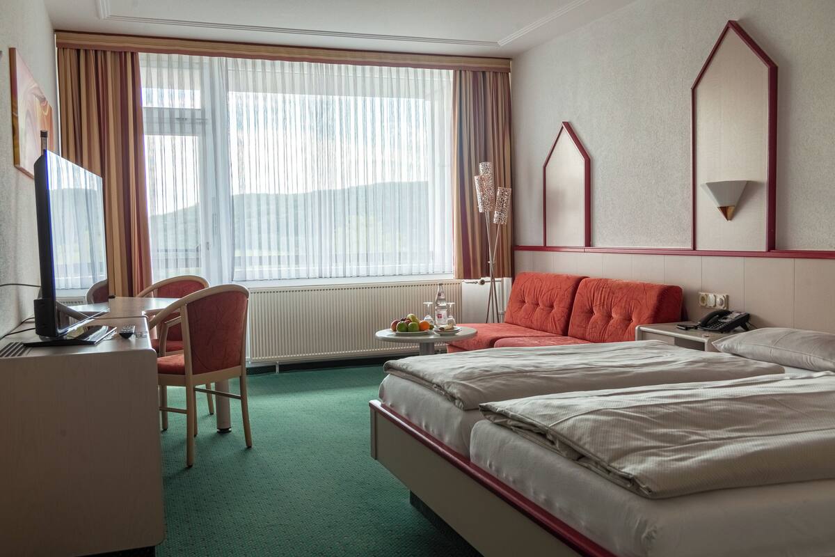 Familienzimmer | Hypo-allergenic bedding available, minibar, in-room safe, desk