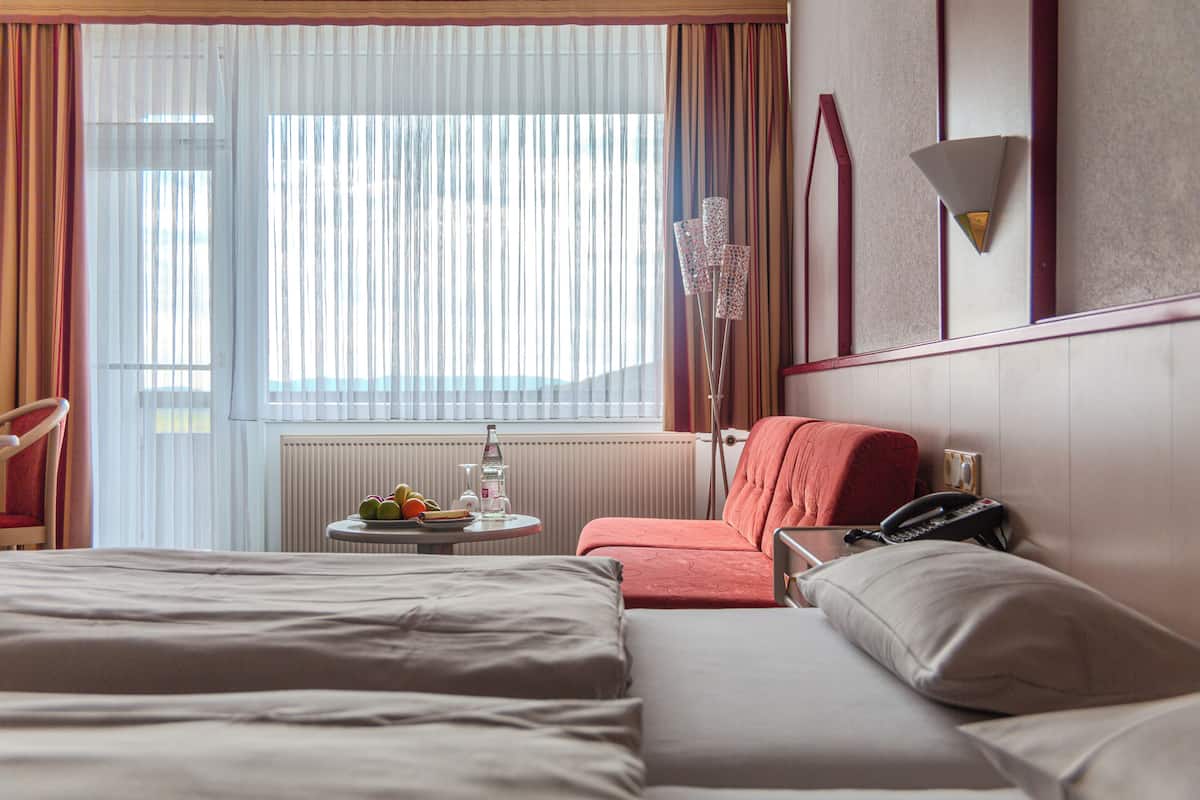 Doppelzimmer Seeseite Plus | Hypo-allergenic bedding available, minibar, in-room safe, desk