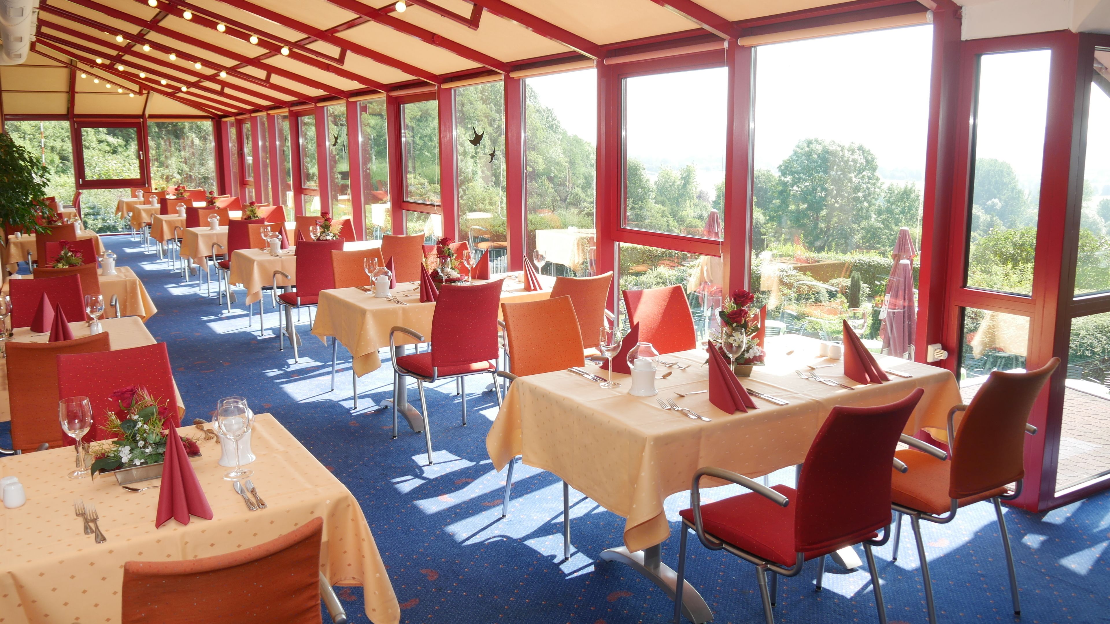 2 restaurants, serveren ontbijt