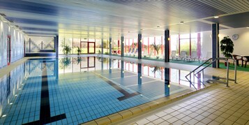 Piscina interna, funciona das 6h30 às 22h, espreguiçadeiras