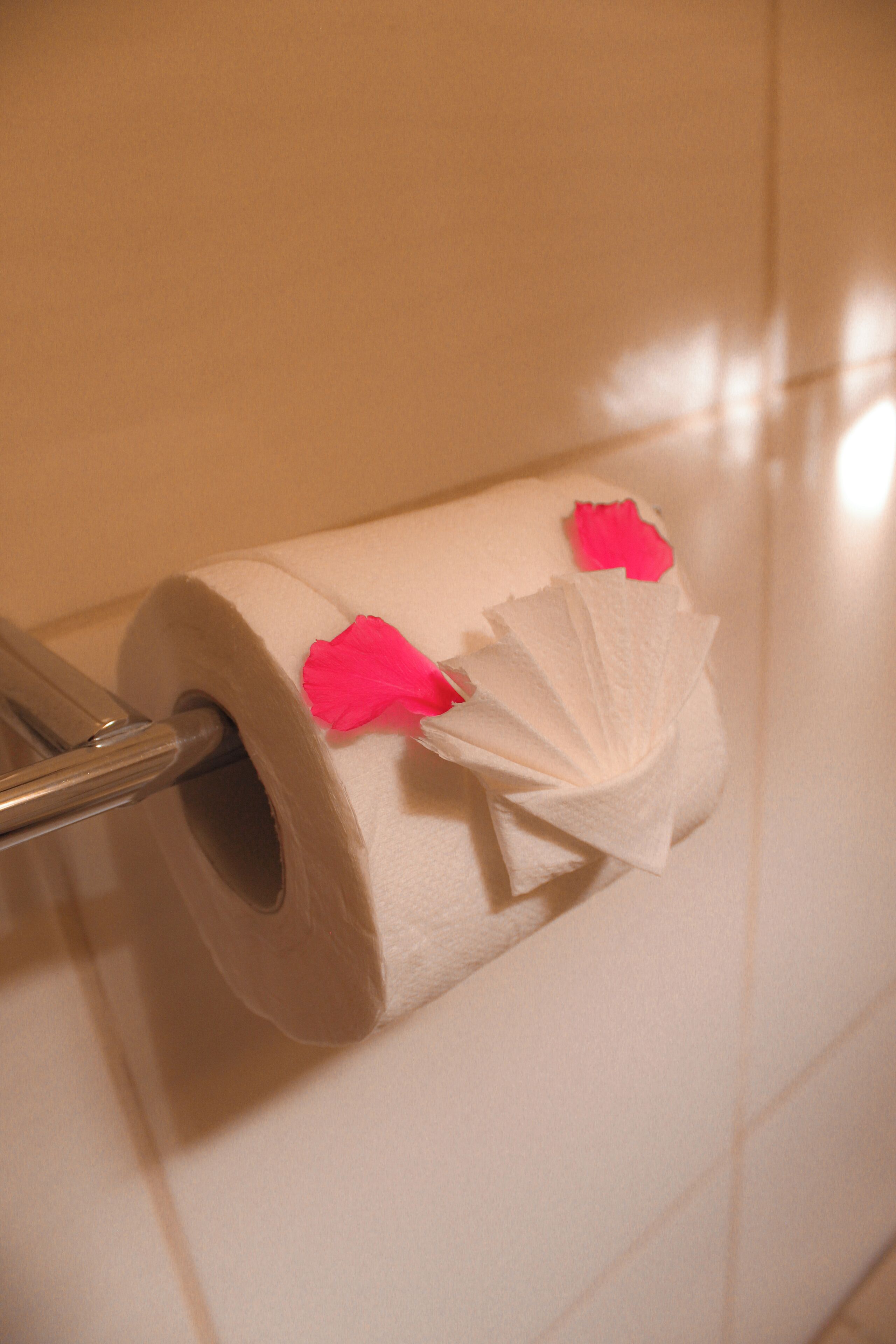 Um rolo de papel higiênico com papel cor-de-rosa.