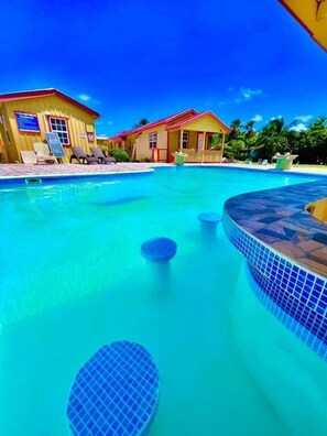 Outdoor pool, pool umbrellas, pool loungers - Tropical Paradise Hotel (Caye Caulker)