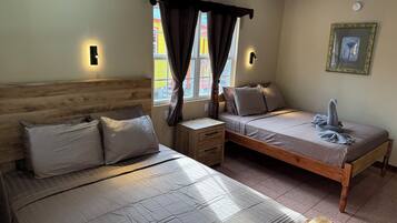 Premier kamer, toegang tot zwembad, uitzicht op zee | 1 slaapkamer, verduisterende gordijnen, een strijkplank/strijkijzer