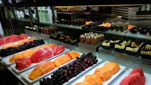 Una exhibición de frutas y postres en un bufé.