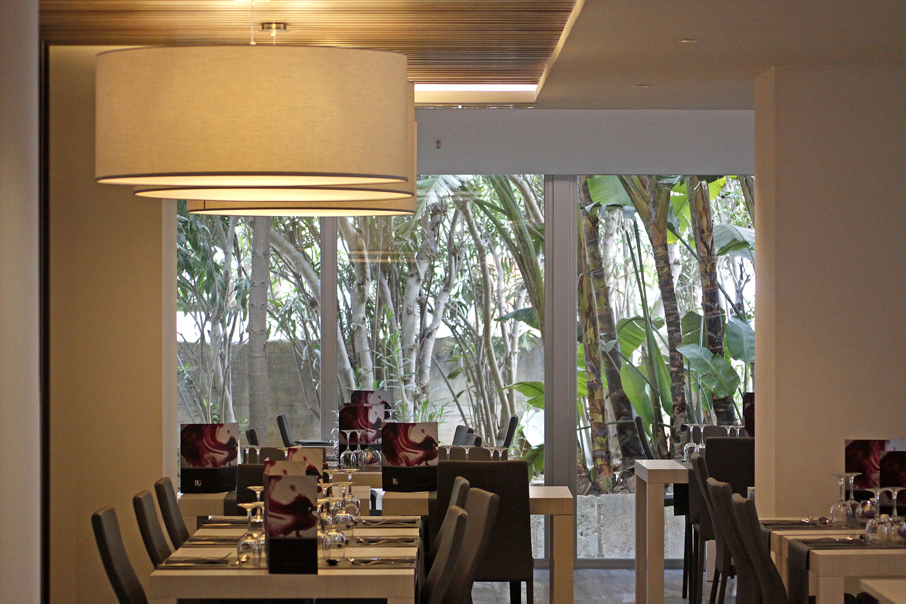 breakfast and dinner served, international cuisine